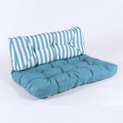 Assento listrado turquesa e almofadas do encosto