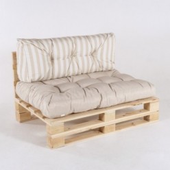 Sofá de paletes com almofadas de assento de baunilha e costas listradas de baunilha