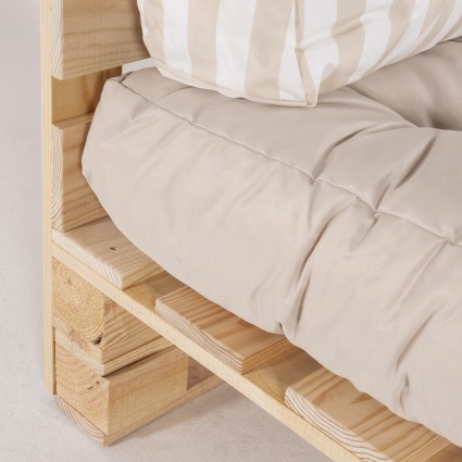 Sofa de paletes com almofadas de assento de baunilha e costas listradas de baunilha