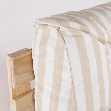 Sofa de paletes com almofadas de assento de baunilha e encosto listrado de baunilha - packcom 4