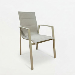 Cadeira de jardim acolchoada em tom  branco sujo